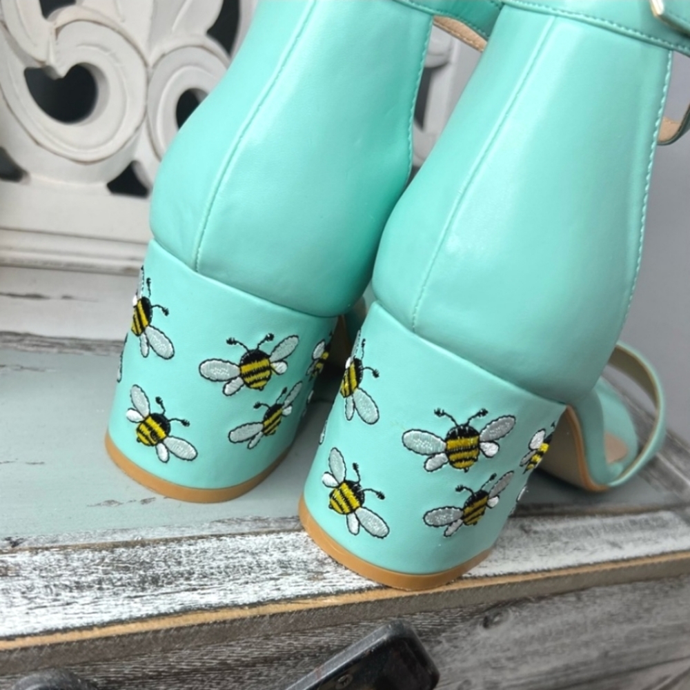 🐝🐝 So Cute Modcloth Bee Embroidered Heels 9 🐝🐝